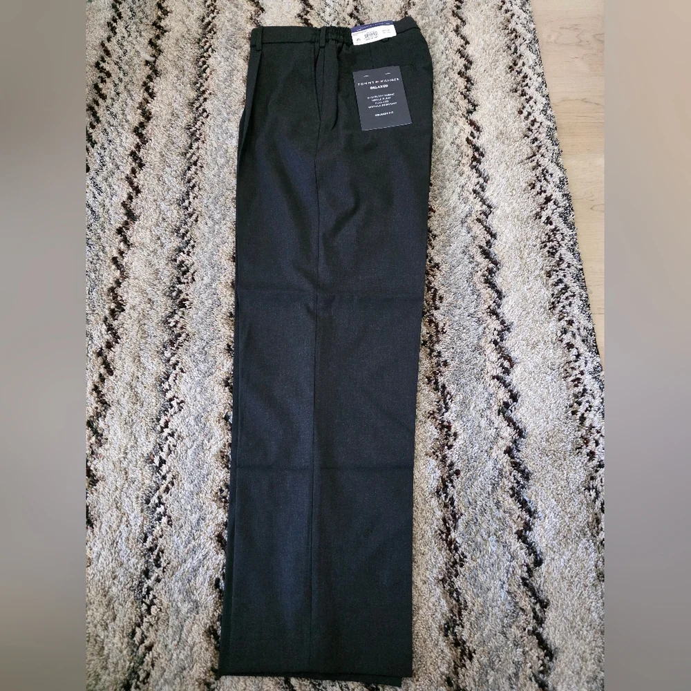 Tommy Hilfiger Mens Dress Pants 33x30 Wrinkle Free Grey Career $95 Relax Fit
